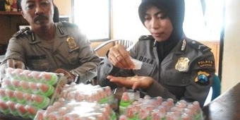 Razia Jajanan, Polsek Banyuwangi Temukan Permen Dot yang Terindikasi Narkoba