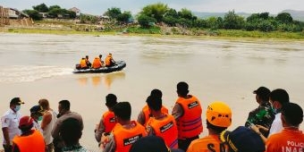 Perahu Penyeberangan Sarat Penumpang Tenggelam di Bengawan Solo Bojonegoro, 4 Dilaporkan Hilang