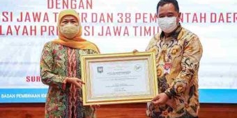 Gubernur Khofifah Raih Penghargaan Gugus Tugas Gerakan Nasional Revolusi Mental dari Kemendagri