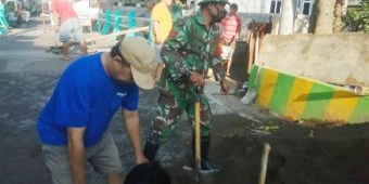 Cegah Banjir, ​Babinsa Simomulyo Surabaya jadi Pelopor Kebersihan Lingkungan