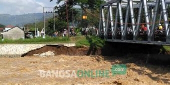 Plengsengan Kali Bandung Ambrol, Jembatan Terancam Putus