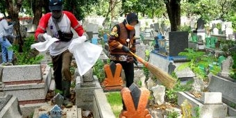 ​Kunjungi TKP di Mbah Ratu, Wali Kota Risma Langsung Pimpin Kerja Bakti