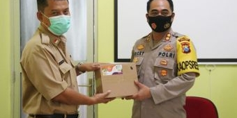 ​Kapolres Ngawi Serahkan Suplemen ke Pasien Covid-19 di RSUD dr Soeroto