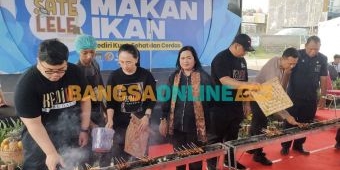 Bupati Kediri Sabet Piagam Penghargaan Rekor Muri Sajian Sate Lele Terbanyak