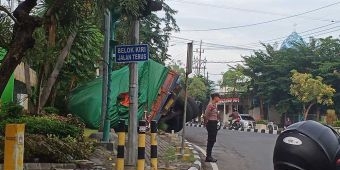 Truk Terguling di Depan MAG saat Jam Larangan Masuk Kota Jadi Sorotan