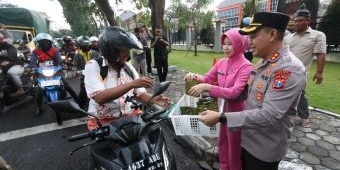 Kapolres Gresik Bersama Istri Bagi-Bagi Takjil Bongko Kopyor Khas Gresik