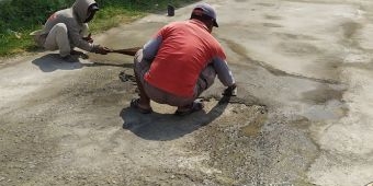 Baru Tiga Bulan Pengerjaan, Jalan Desa Denanyar Jombang Sudah Rusak