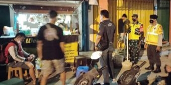 Pandemi Belum Berakhir, Koramil Paron Kodim Ngawi Rutin Gelar Patroli Malam