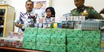 Satpol PP Kota Batu Serahkan Ribuan Rokok Bodong Hasil Razia ke Bea Cukai