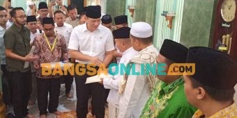 Menteri ATR/BPN Serahkan Sertifikat Tanah Wakaf Masjid Sunan Giri