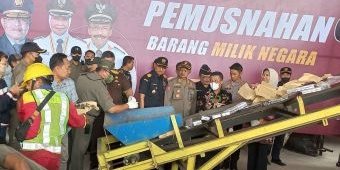 Satpol PP dan Bea Cukai Kota Batu Musnahkan Jutaan Batang Rokok Ilegal