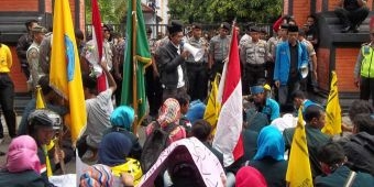 PMII Nganjuk Demo Gedung Dewan, Ajukan Lima Tuntutan