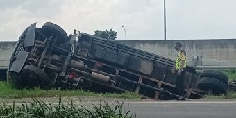 Hendak Parkir, Truk Fuso Muat Barang Elektronik di Sidoarjo Terguling, Kerugian Capai Rp 10 Juta