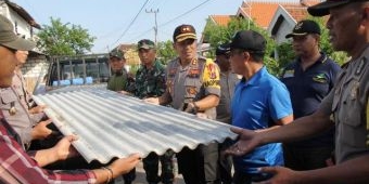 Polres Lamongan Beri Bantuan pada Korban Puting Beliung