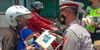 Jelang Bulan Suci Ramadan, Satlantas Probolinggo Kota Bagikan Buku Yasin untuk Pelanggar Lalin