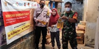 Babinsa Kandangan Bersama Bhabinkamtibmas Pantau Harga Minyak Goreng di Pasar