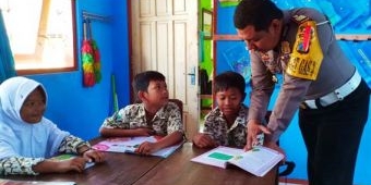 Guru Honorer Mogok, Polisi yang Gantikan Mengajar Siswa di Kelas SDN Sidodadi 2