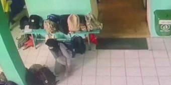 Tas Siswi SMAN 2 Sidoarjo Diobok-obok Maling Berhijab