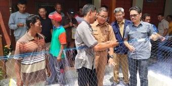 75 Nelayan di Tuban Terima Bantuan Jaring Ramah Lingkungan