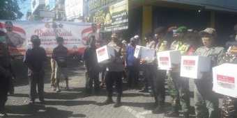 Polres Pasuruan Bersama Banser dan Relawan Bagikan Paket Sembako di Sekitar Plaza Bangil