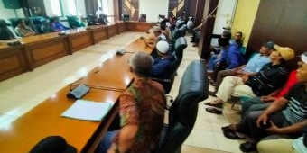 Protes Hasil Ujian, Bacakades dan Pendukungnya Geruduk Kantor DPRD Pasuruan