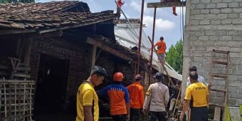 Polres Madiun Terjunkan Personelnya Untuk Bantu Korban Puting Beliung