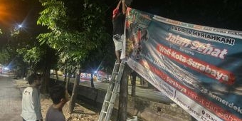 Road to Jalan Sehat HUT RI ke-79 dan 1 Dekade BANGSAONLINE: Di Balik Layar Spanduk yang Terpasang