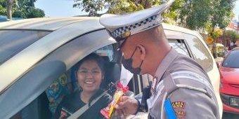 Operasi Patuh Semeru, Pengendara Tertib Lalu Lintas di Kota Blitar Dapat Kejutan dari Polisi