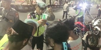 Kendarai Motor Tanpa STNK, Pasutri Cilik Ditilang Polisi saat Hendak Mabuk-mabukan