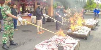 Bupati Trenggalek Musnahkan Ribuan BB Rokok Ilegal dan Miras