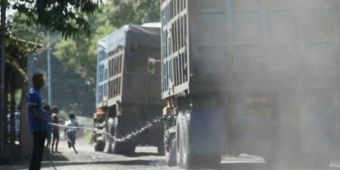 Truk Proyek Tol Masih Lalu Lalang di Jl. KH. Agus Salim, Warga Tembokrejo Pasuruan Tagih Kesepakatan