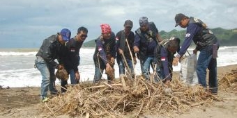 Klub Motor MACI Ajak Masyarakat Turut Peduli dengan Konservasi Penyu di Pantai Kili Kili