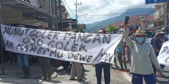 Ratusan Warga Sidomulyo Batu Demo Pihak Hotel karena Somasi Kepala Desa