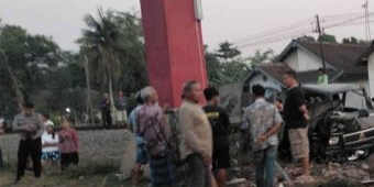 Pikap Tertabrak Kereta Api di Talun Blitar, Pengemudi Tewas Terpental