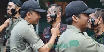 Ritual Terima Pegawai Baru di Satpol PP Tulungagung: Wajah Dicoreti Arang, Dimandikan Kembang