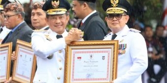 Pesan Pj Gubernur Jatim saat Terima Penghargaan dari Mendagri di Hari Otoda 2024