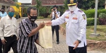 Peringati Harhubnas, Wali Kota Madiun Berbagi Sembako ke Sopir Angkot dan Warga