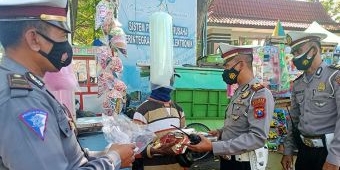 PPKM Darurat, Satlantas Polres Probolinggo Kota Peduli PKL