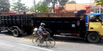 Dump Truk Muat Hasil Tambang Seruduk Kontainer di Jalan PB Soedirman Situbondo