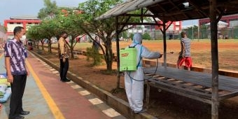 Cegah Varian Omicron, Satgas Covid Lapas Narkotika Kelas IIA Pamekasan Semprotkan Cairan Disinfektan