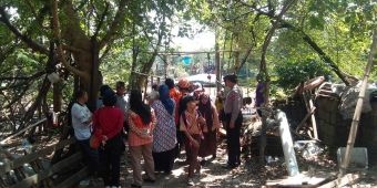 Bapak dan Anak Tenggelam ke Sungai Sidoarjo-Gresik, Petugas Lakukan Pencarian