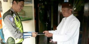 Blusukan ke Rumah Warga, Samsat Kota Pasuruan Antarkan BPKB yang Lama Tidak Diambil