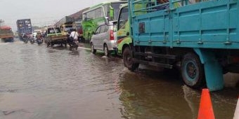 Warga Kalianak Blokade Jalan, Protes Kerusakan dan Genangan yang Tidak Kunjung Surut