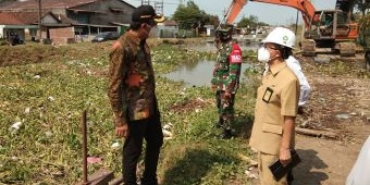 Antisipasi Banjir Saat Musim Hujan, Bupati Gus Muhdlor Blusukan Cek Normalisasi Sungai