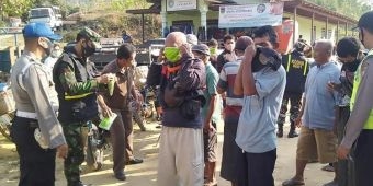 Tegakkan Protokol Kesehatan, Babinsa 0801/09 dan Polsek Sudimoro Sisir Tempat Keramaian