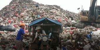 Janda Cantik di Gresik ini Rela Jadi Pengangkut Sampah Demi Penuhi Kebutuhan Hidup