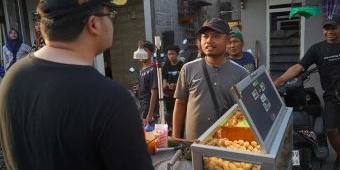 Hadiri Karnaval di Desa Tiron, Bupati Dhito Sapa Warga dan Borong Pentol untuk Dibagikan