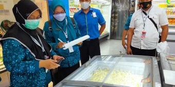 Sidak Swalayan di Kota Blitar, Petugas Temukan Makanan dan Minuman Rusak