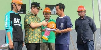 Siaga Bencana, Garda Bangsa Jatim Bagikan Alat Pelindung Diri  