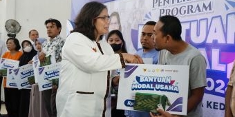 Pj Wali Kota Kediri Serahkan Bantuan Modal Usaha DBHCHT Tahun 2024